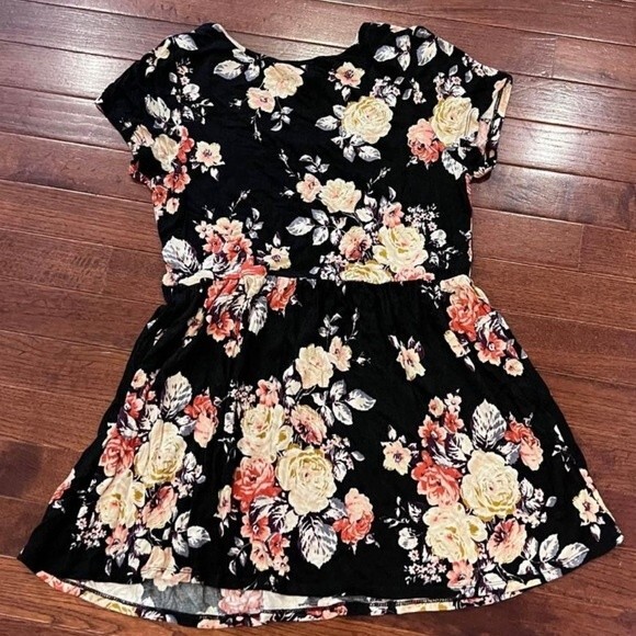 Tutta Bella Maternity Black Floral Top Size Medium - Picture 3 of 4